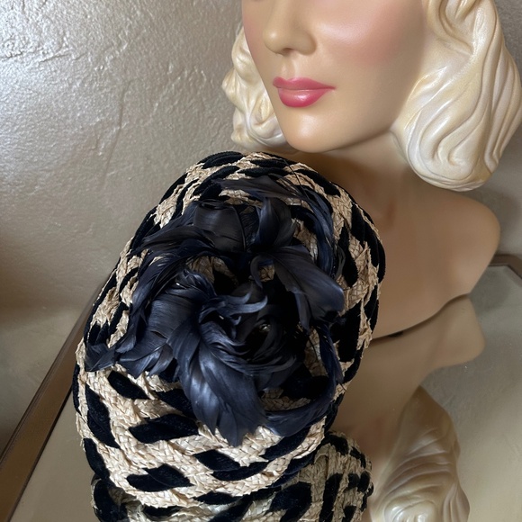 ENCHANTING 1950s\' CREAM STRAW + BLACK FABRIC WOVEN BERET +  IRIDESCENT FEATHERS